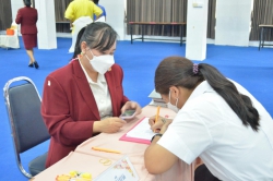 20210730132459.jpg - โรงเรียนปิยะพรพิทยาได้มีการมอบทุนการศึกษากองทุนพ่อนายบุญยืน แม่นายปิ่นแก้ว ศรีสมุทรและกองทุนโรงเรียนปิยะพรพิทยา ประจำปีการศึกษา 2564 | https://piyapornpittaya.ac.th