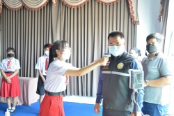 20210730132500.jpg - โรงเรียนปิยะพรพิทยาได้มีการมอบทุนการศึกษากองทุนพ่อนายบุญยืน แม่นายปิ่นแก้ว ศรีสมุทรและกองทุนโรงเรียนปิยะพรพิทยา ประจำปีการศึกษา 2564 | https://piyapornpittaya.ac.th