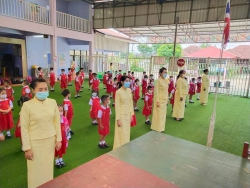 20210730133412(2).jpg - คณะผู้บริหาร คณะครู และนักเรียนโรงเรียนปิยะพรพิทยา ได้เข้าร่วมกิจกรรมเฉลิมพระเกียรติพระบาทสมเด็จพระเจ้าอยู่หัว เนื่องในโอกาสวันเฉลิมพระชนมพรรษา 28 กรกฎาคม 2564 | https://piyapornpittaya.ac.th